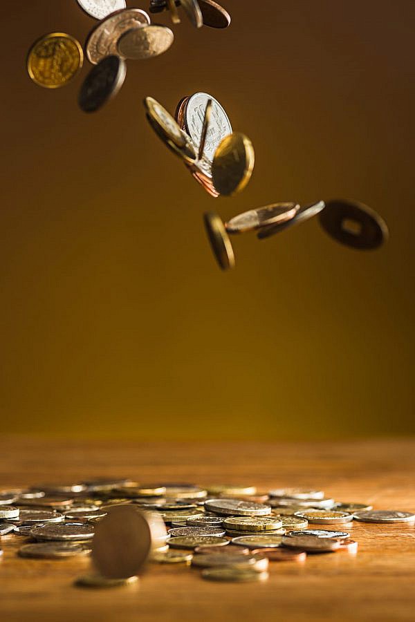 Monedas cayendo